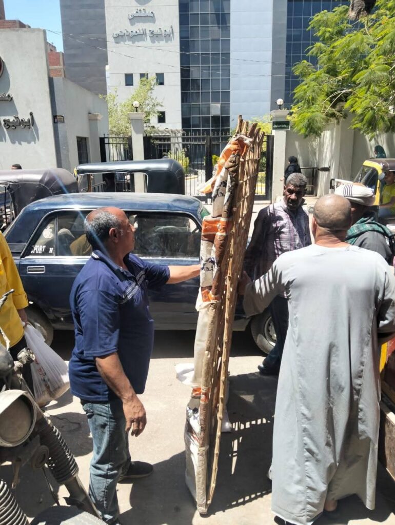 حملات مكثفة لإزالة إشغالات الباعة الجائلين بمدينة أبوتيج 2 الباعة الجائلين
