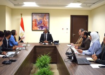 نائب وزير الإسكان يبحث مع المدير الإقليمي للوكالة الفرنسية فرص التعاون