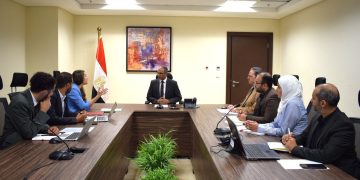 نائب وزير الإسكان يبحث مع المدير الإقليمي للوكالة الفرنسية فرص التعاون