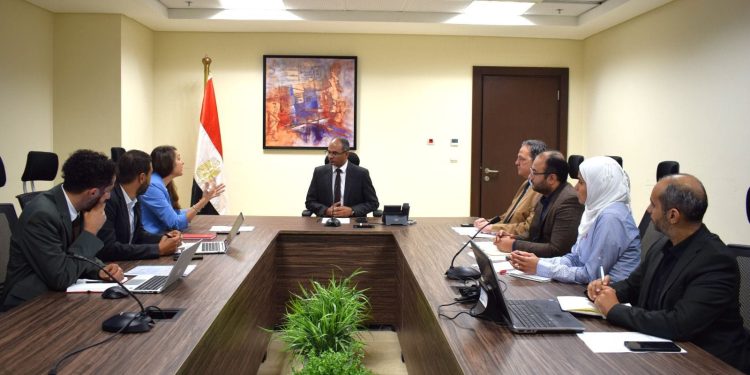 نائب وزير الإسكان يبحث مع المدير الإقليمي للوكالة الفرنسية فرص التعاون