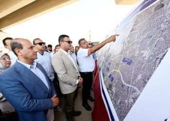 وزير الإسكان يتفقد سير العمل بمحور «عمرو بن العاص» الحر