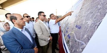 وزير الإسكان يتفقد سير العمل بمحور «عمرو بن العاص» الحر