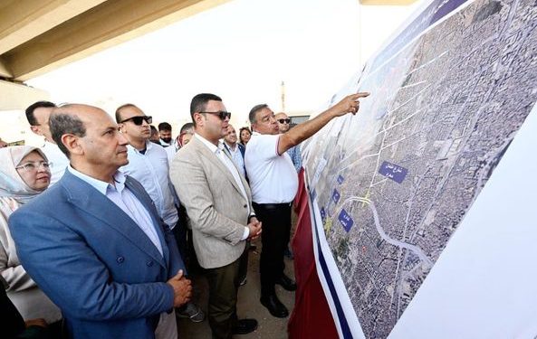وزير الإسكان يتفقد سير العمل بمحور «عمرو بن العاص» الحر