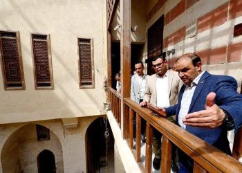 وزير الإسكان يتفقد مشروع ترميم وكالة قايتباى بالجمالية