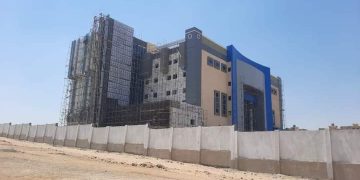 المهندس أحمد رشاد يتابع تنفيذ مستشفى العبور العام