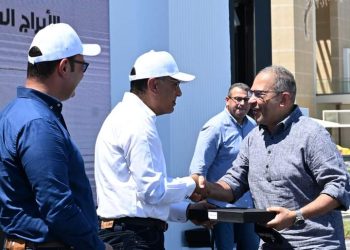 رئيس الوزراء يسلم عقود وحدات سكنية متنوعة بالعلمين الجديدة