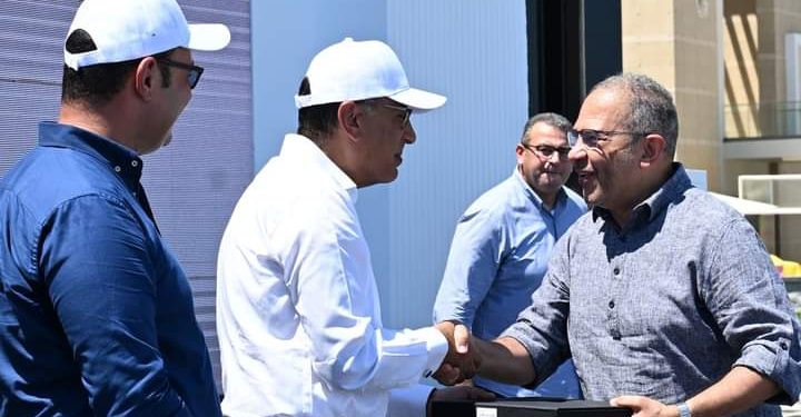رئيس الوزراء يسلم عقود وحدات سكنية متنوعة بالعلمين الجديدة