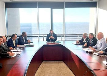 وزير الإسكان يستعرض التقنيات الحديثة لتحلية مياه البحر