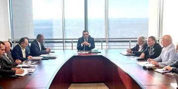 وزير الإسكان يستعرض التقنيات الحديثة لتحلية مياه البحر