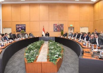 الشربيني يوجه بالإسراع بمعدلات تنفيذ شقق سكن لكل المصريين