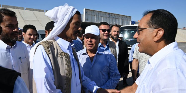 مدبولي يتابع تسليم الأراضي البديلة للأسر المستحقة بـ مدينة رأس الحكمة 1 الأراضي البديلة