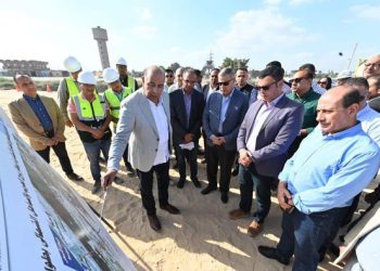 وزير الإسكان ومحافظ الإسكندرية يتفقدان الطريق الدائرى
