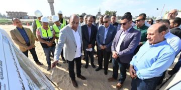 وزير الإسكان ومحافظ الإسكندرية يتفقدان الطريق الدائرى