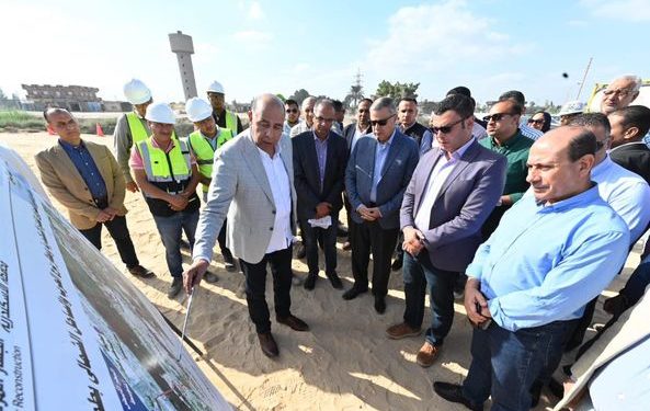 وزير الإسكان ومحافظ الإسكندرية يتفقدان الطريق الدائرى