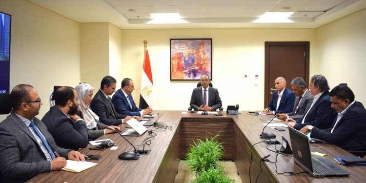 نائب وزير الإسكان يلتقي مسئولي شركة سيمنز لتقديم الخدمات بالمدن الجديدة 1 شركة سيمنز