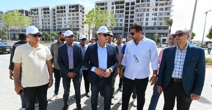 وزير الإسكان يتابع موقف تسليم الوحدات السكنية لحاجزيها بـ العلمين الجديدة