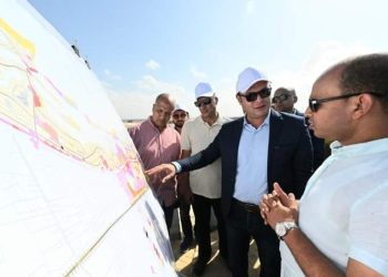 وزير الإسكان يتفقد سير العمل بـ مارينا 8 على البحيرة