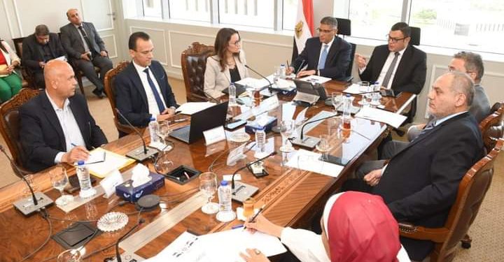 وزير الإسكان ومحافظ الجيزة يستعرضان مخطط تطوير المنطقة المحيطة بالأهرامات