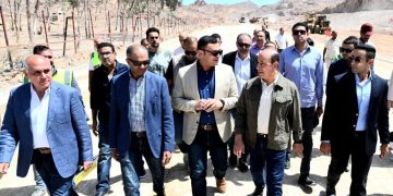 وزير الإسكان يتفقد مشروع ازدواج طريق مطار سانت كاترين