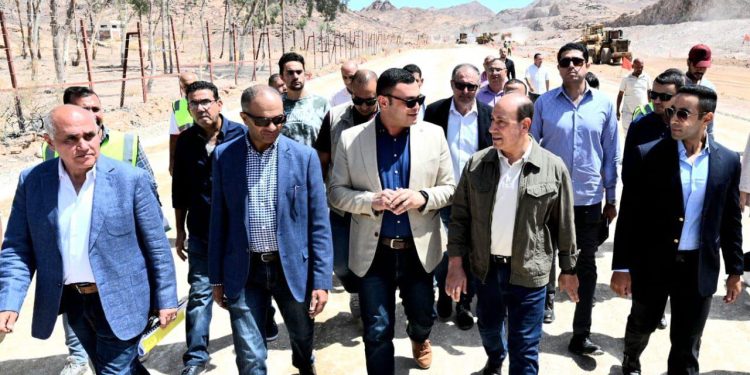 وزير الإسكان يتفقد مشروع ازدواج طريق مطار سانت كاترين