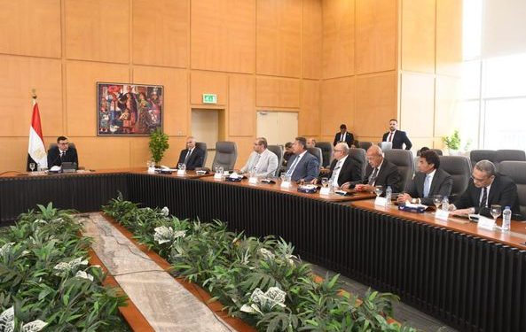 وزير الإسكان يلتقى المطورين العقاريين لبحث مشاركتهم فى المنتدى الحضرى العالمى