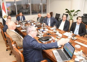 الشربيني يستعرض خطة القابضة للمياه لإحلال وتجديد شبكات المياه