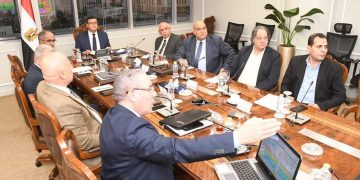 الشربيني يستعرض خطة القابضة للمياه لإحلال وتجديد شبكات المياه