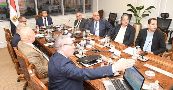 الشربيني يستعرض خطة القابضة للمياه لإحلال وتجديد شبكات المياه