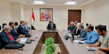 د. سيد إسماعيل يلتقي بممثلي أحد المصانع المتخصصة في تصنيع المهمات الكهروميكانيكية