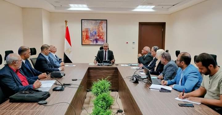 د. سيد إسماعيل يلتقي بممثلي أحد المصانع المتخصصة في تصنيع المهمات الكهروميكانيكية