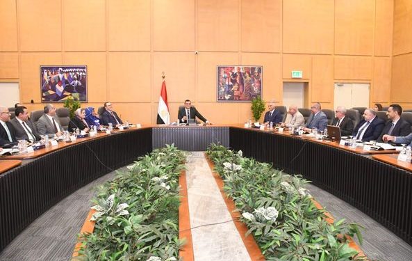 وزير الإسكان يتابع سير عمل مشروعات شركة بتروجيت بالمدن الجديدة