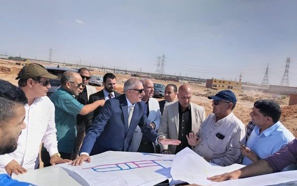 المهندس أمين غنيم يتفقد تنفيذ أعمال المرافق والطرق بالأراضى المضافة لمدينة الشروق 1 المهندس أمين غنيم