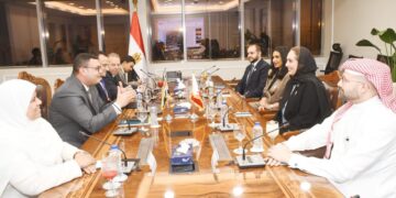 وزير الإسكان يلتقى نظيرته البحرينية لعرض التجربة المصرية فى الإسكان