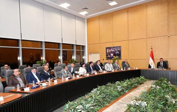 الشربيني يلتقى المطورين العقاريين لبحث مشاركتهم فى المنتدى الحضرى العالمى الـ12