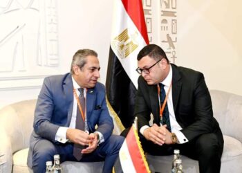 وزير الإسكان ورئيس شركة العاصمة يتابعان موقف المشروعات التنموية