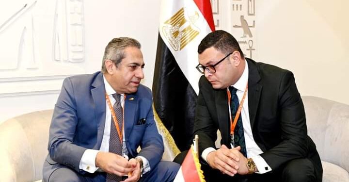 وزير الإسكان ورئيس شركة العاصمة يتابعان موقف المشروعات التنموية