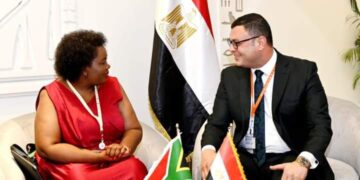 وزير الإسكان يعرض على نظيرته من جنوب أفريقيا التجربة العمرانية المصرية