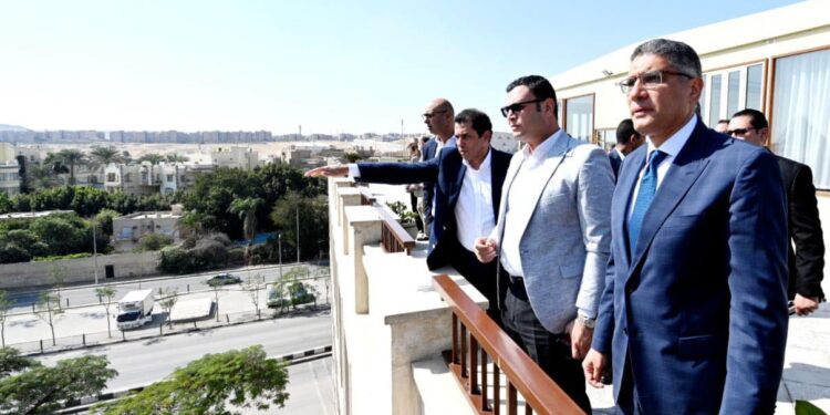 وزير الإسكان ومحافظ الجيزة يستعرضان مخطط تطوير المنطقة المحيطة بالأهرامات 1 المنطقة المحيطة بالأهرامات
