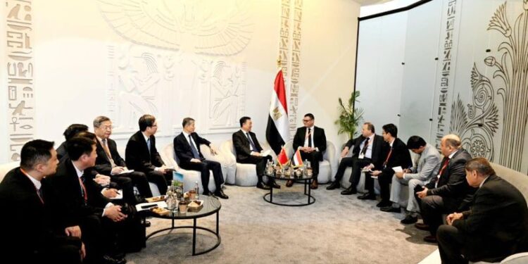 وزير الإسكان يبحث مع نظيره الصيني تعزيز وتعميق التعاون المشترك 1 وزير الإسكان