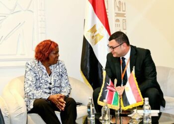 وزير الإسكان يعرض التجربة العمرانية المصرية على نظيرته الكينية