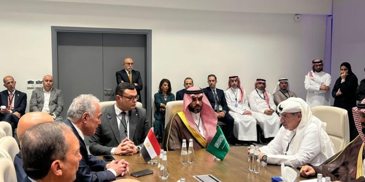 وزير الإسكان يبحث مع مجلس الأعمال السعودى المصرى سبل التعاون بين البلدين