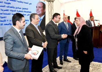 الشربيني يسلم عدداً من محاضر استلام الأراضى المضافة لمدينة العبور الجديدة