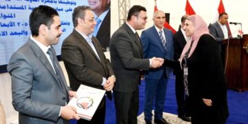 الشربيني يسلم عدداً من محاضر استلام الأراضى المضافة لمدينة العبور الجديدة