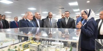 الشربيني ورئيس الهيئة العربية للتصنيع يتفقدان مركز التصنيع الرقمي