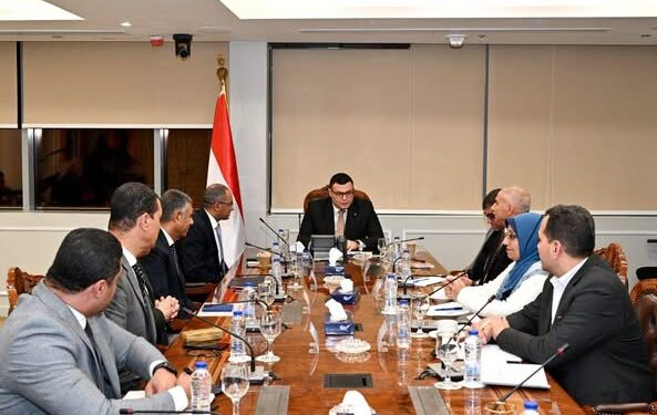 وزير الإسكان يتابع سير العمل بالجهاز التنفيذى لمياه الشرب 1 الجهاز التنفيذى لمياه الشرب