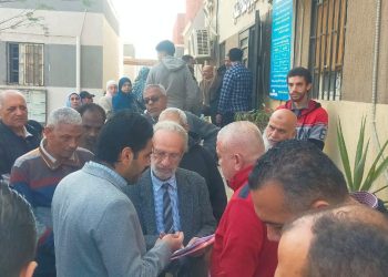 د. أحمد إسماعيل يستمع لمطالب المواطنين في المركز التكنولوجي للتقنين بالعبور الجديدة