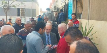 د. أحمد إسماعيل يستمع لمطالب المواطنين في المركز التكنولوجي للتقنين بالعبور الجديدة