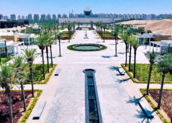 تابع المهندس شريف الشربيني، وزير الإسكان والمرافق والمجتمعات العمرانية، سير العمل بمشروعات (حدائق تلال الفسطاط – محور عمرو بن العاص – محور الفريق كمال عامر "القطاع الأخير")، والجاري تنفيذها من خلال الجهاز المركزي للتعمير بالوزارة، ممثلاً في الجهاز التنفيذي لمشروعات تعمير القاهرة الكبرى بنطاق محافظتي القاهرة والجيزة. وأكد المهندس شريف الشربيني، أهمية مواصلة دفع العمل بتلك المشروعات لسرعة الانتهاء من التنفيذ، والالتزام بالمواصفات القياسية. وفي هذا الإطار، تفقد اللواء مهندس محمود نصار، رئيس الجهاز المركزى للتعمير، سير الأعمال بمواقع مشروعات (حدائق تلال الفسطاط – محور عمرو بن العاص – محور الفريق كمال عامر "القطاع الأخير")، وذلك فى إطار المتابعة المستمرة لسير العمل والموقف التنفيذى للمشروعات، لدفع العمل وتذليل أي عقبات. واستهل اللواء محمود نصار، الجولة، التي رافقه خلالها المختصون من جهاز تعمير القاهرة الكبرى ومسئوليو الشركات المنفذة واستشاري المشروعات، بتفقد سير الأعمال بمشروع حديقة تلال الفسطاط بمنطقة مصر القديمة بمحافظة القاهرة، وهى الحديقة الأكبر من نوعها فى منطقة الشرق الأوسط وتجاور متحف الحضارة وبحيرة عين الصيرة ومجمع الأديان وجامع عمرو بن العاص، ويتم إقامتها على مساحة (500) فدان فى موقع مركزى بقلب القاهرة التاريخية "كان يستخدم سابقاً مقلبا للمخلفات"، حيث يتضمن المشروع عدداً من الأنشطة التي تعتمد على إحياء التراث المصري عبر مختلف العصور الفرعونية والقبطية والإسلامية والحديثة، فضلاً عن مجموعة من الأنشطة الثقافية والتجارية والخدمات الفندقية والمسارح المكشوفة، بالإضافة إلى منطقة آثار وحفريات قديمة، ومنطقة حدائق تراثية، كما تتوسطها هضبة كبيرة تتيح التواصل البصرى الفريد مع أهرامات الجيزة وقلعة صلاح الدين ومآذن القاهرة . وأضح اللواء محمود نصار، أن المشروع يوفر حوالي 20 ألف فرصة عمل مباشرة وغير مباشرة وتقوم 12 شركة مقاولات مصرية بتنفيذ المشروع، وبمعنى أدق فإن المشروع يسهم في جهود الدولة للحد من أعداد البطالة، مضيفاً أن المشروع يضم 8 مناطق : المنطقة الثقافية وتُعد إحدى المناطق المميزة، وبها محور رئيسى على متحف الحضارة ويُحيط بها مجموعة من الساحات التى تشمل أنشطة ثقافية ومطاعم، وغير ذلك من الخدمات، ومن المقرر أن تُقام بها احتفالات على مدار العام، ويشتمل نطاق الأعمال بالمنطقة الثقافية على أعمال البوابة الرئيسية إلى جانب ( 4 مطاعم وكافتيريات بمسطح مبنى 216 م2، وعدد 3 نوافير ، بالإضافة إلى أعمال البنية التحتية والزراعات لمسطح 26,864 م2 ). وأضاف رئيس الجهاز المركزي للتعمير، أن مشروع حدائق تلال الفسطاط يضم منطقة التلال، والتي تم استعرض المخططات التفصيلية لها خلال الجولة، وما تحويه من مسارات وحدائق متنوعة، ومناطق للمطاعم والاحتفالات والترفيه، موضحاً أن منطقة التلال والوادى تنقسم إلى 3 تلال متباينة الارتفاعات يمر بينها الممر المائى (النهر)، وتتدرج فى مجموعة من المصاطب تبدأ من حافة النهر، وتنتهى حتى قمة التل بحيث تجعل من قمة التلال مطلَّات على المشروع والمنطقة المحيطة وقلعة صلاح الدين والأهرامات، وتضم "تلة القصبة" المنشأة على مساحة 13000م2 ( فندق سياحي – مباني خدمية – أماكن انتظار سيارات – بحيرة صناعية )، ومدرجات ومناطق جلوس مطلَة على الشلال، وكوبرى مشاة للربط، وكافيتريا، وشلال، و"تلة الحفائر" الجاري العمل بها من خلال الجهاز التنفيذي لتجديد أحياء القاهرة الإسلامية والفاطمية بهدف اكتشاف وإظهار أول عاصمة إسلامية لمصر ( مدينة الفسطاط القديمة ) لتصبح المنطقة مزارا أثريا سياحيا ثقافيا متكاملا من خلال الكشف عن بقايا مدينة الفسطاط على مساحة حوالي 47 فدانا للوصول للتكوين المعماري للمدينة الأثرية وترميمها، والكشف عن بقايا سور صلاح الدين الأيوبي، وحصر وتجميع القطع الأثرية المكتشفة وترميمها ثم النشر العلمي لما سيتم اكتشافه، مع إنشاء ممشى بطول 1 كم بارتفاع 1,5م عن منطقة الحفائر حول مدينة الفسطاط الأثرية ( الحفائر ) لربط المباني الخدمية السياحية بالموقع العام لاستثمار المنطقة التراثية كمنطقة سياحية ذات طابع متميز، فيما تضم "تلة الحدائق التراثية" مدرجات ومبانى للزوار ومطاعم وفراغا خشبيا يطل على البحيرة. وقال: توجد بحدائق تلال الفسطاط المنطقة الاستثمارية التي تقع على مساحة 131000م2 وتطل على بحيرة عين الحياة وتضم (12 مطعما – 4 مولات تجارية – 4 جراجات للسيارات )، ومن خلفها منطقة تسمح بإقامة العديد من الاحتفالات الرسمية الكبيرة بها المسرح الرومانى والنافورة المائية وأعمال تنسيق موقع، بالإضافة إلى منطقة المغامرة وبها عدد من المباني الخدمية والبحيرات والزراعات، كما تشتمل الحديقة على منطقة الأسواق وهى عبارة عن منطقة تجارية بمساحة 60000م2 الهدف منها هو تنشيط السياحة ودعم اقتصاد الدولة وتنشيط الحرف اليدوية والتراثية أبرزها أعمال الزجاج، والسيراميك، والشمع، والغزل والنسيج، ويتم تنفيذ منطقة الأسواق على 3 مراحل، وتتكون من (19 محلا تجاريا – أماكن انتظار سيارات - بحيرة صناعية - مساحات زراعية - فندق 3 نجوم)، وتشمل أعمال المشروع تطوير منطقة النادى المصرى القاهرى من خلال إنشاء (مبنى إدارى – حمام سباحة أوليمبى – حمام سباحة للأطفال ) . وخلال جولته بالمشروع، أكد اللواء محمود نصار، ضرورة زيادة معدلات العمل وتكثيف العمالة والمعدات اللازمة للانتهاء من تنفيذ الأعمال في التوقيتات المحددة . وجدير بالذكر أنه يوجد للحديقة أكتر من 14 بوابة ( بوابات رئيسية وفرعية بها" أبواب معاصرة – أبواب تاريخية – أبواب حدائقية")، حيث إن الحديقة معظمها مناطق خضراء وتمت مراعاة أن تكون المساحات الخضراء كبيرة مقارنة بالمساحة المخصصة للمباني، هذا بالإضافة إلى تطوير ساحة جامع عمرو بن العاص: ويدخل المشروع ضمن مشروع حدائق الفسطاط ويشمل إنشاء ساحة جديدة لمسجد عمرو بن العاص بإجمالى مساحة تقريبية 12000م2 لخدمة المصلين وإقامة الاحتفالات والشعائر الدينية وتنشيط السياحة وهى عبارة عن:( 3 نوافير – غرف طلمبات – نصب تذكارى – 6 حوائط زراعة متدرجة – 12 حوض زراعة و174 أحواض نخيل – بوابتين – "خزان حريق ، خزان وقود ، غرف كهرباء ، محطة رفع للصرف الصحى" – مبنى بديل للخدمات وإدارة المفرقعات – تشطيب مشايات وجلسات الساحة من الرخام والجرانيت – الأعمال الكهروميكانيكية – دار مناسبات مسجد عمرو بن العاص – مبنى خدمات مسجد عمرو بن العاص – مكاتب هيئة الآثار وقاعة اجتماعات – مبنى إدارة الدفاع المدني – المركز الطبى لمسجد عمرو بن العاص – موقف هيئة النقل العام – أسوار المبانى). وفي هذا الإطار، أشار اللواء مهندس مختار حسين، رئيس الجهاز التنفيذي لمشروعات تعمير القاهرة الكبرى، إلى أنه قد تم الانتهاء من أعمال تطوير ساحة جامع عمرو بن العاص ورفع كفاءة الجامع، والانتهاء من المنطقة الثقافية والنادى المصرى القاهرى، والمخزن المتحفي، وتم ملء المرحلتين الأولى والثانية من النهر وجارٍ ملء المرحلة الثالثة، وجارٍ العمل في زراعة التلال، والانتهاء من باقي مكونات المشروع . كما شملت جولة رئيس الجهاز المركزي للتعمير، ومرافقوه، تفقد سير الأعمال بمشروع " محور عمرو بن العاص " الذي يعتبر ثاني محور مروري حر بمحافظة الجيزة للربط بين الطريق الدائري الجنوبي والطريق الدائري الشمالي موازياً لجزء من محور الفريق كمال عامر الذي تم تنفيذه عدا القطاع الأخير بواسطة الجهاز المركزي للتعمير من خلال ( الجهاز التنفيذي لمشروعات تعمير القاهرة الكبرى ). وأوضح رئيس الجهاز المركزي للتعمير، أن مشروع " محمور عمرو بن العاص " يتم تنفيذه ضمن مشروعات الطرق القومية بالخطة الاستثمارية للجهاز في إطار خطة متكاملة لتخفيف الأحمال على محور المريوطية لتحقيق انسيابية في الحركة المرورية داخل محافظة الجيزة، وتعزيز الربط المروري بين محافظتى القاهرة والجيزة، بالإضافة إلى رفع كفاءة الطرق السطحية في مسار المحور والشوارع الجانبية وتوسيعها بمناطق الهرم وفيصل ومحور السادات، وإعادة تخطيط المناطق التى يمر بها بصورة حضارية لخدمة الأهالي واستغلال المساحات المتوفرة أسفل الكبارى في المشروع بشكل حضاري كمتنزهات وجراجات وإقامة الخدمات اللازمة لتحسين البيئة المحيطة بالمناطق التي يمر بها المشروع لخدمة الأهالي ومستخدمي المحور في منطقة تمثل قلب محافظة الجيزة وتعاني من الاختناقات المرورية التي تتسبب في معاناة المواطنين وزيادة مسافة الرحلات بالإضافة إلى ازدياد انبعاث العوادم بما يؤثر سلباُ على تلك المناطق المكتظة بالسكان . وأضاف رئيس الجهاز المركزي للتعمير أن "محور عمرو بن العاص " يبلغ طوله 4,5 كم بعرض 12حارة مرورية ويشمل المشروع إنشاء كوبرى علوي بعرض 21,5 متر (3 حارات مرورية بكل اتجاه) ويتم تنفيذه على 6 قطاعات تشمل الربط مع الطريق الدائرى الجنوبي( مدخل و مخرج )، والربط مع محور المريوطية، والربط مع الاتجاه القادم من المنصورية والطريق السياحي باتجاه المنيب، بالإضافة إلى مخرج باتجاه شارع الهرم، وكذا منزل باتجاه شارع المنشية ومطلع للمحور من شارع المنشية والصفا والمروة بمنطقة فيصل مما سيؤدي إلى تقليل زمن الوصول من منطقة المنيب إلى منشأة البكاري ومناطق الطوابق وفيصل والهرم لـ10 دقائق ، وقد تم الانتهاء من جميع قطاعات المحور بالكامل وجارٍ الانتهاء من أعمال الربط مع الطريق الدائري الشمالي. واختتم اللواء محمود نصار، الجولة الميدانية بتفقد أعمال تنفيذ القطاع الأخير من محور الفريق كمال عامر بالجيزة في المسافة من دائري الوراق وحتى الربط مع محور "تحيا مصر" بطول 3كم، موجهاً خلال الزيارة بالتأكيد على دفع العمل بالمشروع والانتهاء من تنفيذ الأعمال في التوقيتات المحددة. وأوضح رئيس الجهاز المركزي للتعمير، أن محور الفريق كمال عامر، يأتي ضمن مشروعات الطرق القومية بالخطة الاستثمارية للجهاز، ويعد شريانًا حيوياً داخل محافظة الجيزة وهو المحور العرضى الذى يمر فى المحافظة من جنوبها حتى شمالها ليربط بين طريقى دائرى المنيب ودائرى الوراق وصولاً إلى الربط مع محور " تحيا مصر "، لافتاً إلى أن المشروع ينقسم إلى 4 قطاعات رئيسية وهي كالتالى: القطاع الأول: بدايةً من دائرى المنيب مرورًا بكوبرى ترسا، كوبرى العمرانية، شارع الهرم وكوبرى فيصل وصولًا إلى صفط اللبن بطول 5 كم، ويخدم جميع الاتجاهات المرورية أعلى كوبرى صفط اللبن، والقطاع الثاني: بطول 2 كم يصل بين صفط اللبن وحتى شارع جامعة الدول العربية مرورًا بشارع السودان ومحطة مترو بولاق الدكرور، والقطاع الثالث: يبدأ من شارع جامعة الدول العربية حتى دائرى الوراق بمسافة قدرها 5 كم مرورًا بشارع السودان، محور 26 يوليو وكوبرى البراجيل، وقد تم الانتهاء من القطاعات الثلاثة بطول حوالي 12 كم وافتتاح المحور في المسافة من الدائري الجنوبي ( المنيب ) وحتى الدائري الشمالي ( الوراق ) في مارس 2023 . وأوضح رئيس الجهاز المركزي للتعمير أن محاور محافظة الجيزة الجديدة تمثل شرايين حياة وطرق محورية جديدة تهدف إلى تسهيل الحركة واختصار الوقت والمسافة بداخل محافظة الجيزة وربطها بالمحافظات المجاورة وذلك فى إطار المخطط القومى للمحاور والطرق على امتداد كافة محافظات الجمهورية مما يساعد على سرعة وازدياد معدل التنمية الاقتصادية وفق استراتيجية التنمية المستدامة فى الدولة. وفي السياق نفسه، أضاف اللواء مختار حسين، رئيس الجهاز التنفيذي لمشروعات تعمير القاهرة الكبرى، أنه جارٍ الانتهاء من تنفيذ القطاع الرابع بمحور الفريق كمال عامر الذي يصل بين دائرى الوراق ومحور تحيا مصر بطول 3 كم، كما تم ربط محور أحمد عرابى بالطريق الدائرى ومحور كمال عامر ليكون بذلك محورا بديلا يحل مشكلة التكدس المرورى المتزايد على محور 26 يوليو من الطريق الدائرى حتى ميدان لبنان وميدان سفنكس بالمهندسين.