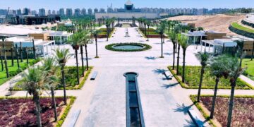 تابع المهندس شريف الشربيني، وزير الإسكان والمرافق والمجتمعات العمرانية، سير العمل بمشروعات (حدائق تلال الفسطاط – محور عمرو بن العاص – محور الفريق كمال عامر "القطاع الأخير")، والجاري تنفيذها من خلال الجهاز المركزي للتعمير بالوزارة، ممثلاً في الجهاز التنفيذي لمشروعات تعمير القاهرة الكبرى بنطاق محافظتي القاهرة والجيزة. وأكد المهندس شريف الشربيني، أهمية مواصلة دفع العمل بتلك المشروعات لسرعة الانتهاء من التنفيذ، والالتزام بالمواصفات القياسية. وفي هذا الإطار، تفقد اللواء مهندس محمود نصار، رئيس الجهاز المركزى للتعمير، سير الأعمال بمواقع مشروعات (حدائق تلال الفسطاط – محور عمرو بن العاص – محور الفريق كمال عامر "القطاع الأخير")، وذلك فى إطار المتابعة المستمرة لسير العمل والموقف التنفيذى للمشروعات، لدفع العمل وتذليل أي عقبات. واستهل اللواء محمود نصار، الجولة، التي رافقه خلالها المختصون من جهاز تعمير القاهرة الكبرى ومسئوليو الشركات المنفذة واستشاري المشروعات، بتفقد سير الأعمال بمشروع حديقة تلال الفسطاط بمنطقة مصر القديمة بمحافظة القاهرة، وهى الحديقة الأكبر من نوعها فى منطقة الشرق الأوسط وتجاور متحف الحضارة وبحيرة عين الصيرة ومجمع الأديان وجامع عمرو بن العاص، ويتم إقامتها على مساحة (500) فدان فى موقع مركزى بقلب القاهرة التاريخية "كان يستخدم سابقاً مقلبا للمخلفات"، حيث يتضمن المشروع عدداً من الأنشطة التي تعتمد على إحياء التراث المصري عبر مختلف العصور الفرعونية والقبطية والإسلامية والحديثة، فضلاً عن مجموعة من الأنشطة الثقافية والتجارية والخدمات الفندقية والمسارح المكشوفة، بالإضافة إلى منطقة آثار وحفريات قديمة، ومنطقة حدائق تراثية، كما تتوسطها هضبة كبيرة تتيح التواصل البصرى الفريد مع أهرامات الجيزة وقلعة صلاح الدين ومآذن القاهرة . وأضح اللواء محمود نصار، أن المشروع يوفر حوالي 20 ألف فرصة عمل مباشرة وغير مباشرة وتقوم 12 شركة مقاولات مصرية بتنفيذ المشروع، وبمعنى أدق فإن المشروع يسهم في جهود الدولة للحد من أعداد البطالة، مضيفاً أن المشروع يضم 8 مناطق : المنطقة الثقافية وتُعد إحدى المناطق المميزة، وبها محور رئيسى على متحف الحضارة ويُحيط بها مجموعة من الساحات التى تشمل أنشطة ثقافية ومطاعم، وغير ذلك من الخدمات، ومن المقرر أن تُقام بها احتفالات على مدار العام، ويشتمل نطاق الأعمال بالمنطقة الثقافية على أعمال البوابة الرئيسية إلى جانب ( 4 مطاعم وكافتيريات بمسطح مبنى 216 م2، وعدد 3 نوافير ، بالإضافة إلى أعمال البنية التحتية والزراعات لمسطح 26,864 م2 ). وأضاف رئيس الجهاز المركزي للتعمير، أن مشروع حدائق تلال الفسطاط يضم منطقة التلال، والتي تم استعرض المخططات التفصيلية لها خلال الجولة، وما تحويه من مسارات وحدائق متنوعة، ومناطق للمطاعم والاحتفالات والترفيه، موضحاً أن منطقة التلال والوادى تنقسم إلى 3 تلال متباينة الارتفاعات يمر بينها الممر المائى (النهر)، وتتدرج فى مجموعة من المصاطب تبدأ من حافة النهر، وتنتهى حتى قمة التل بحيث تجعل من قمة التلال مطلَّات على المشروع والمنطقة المحيطة وقلعة صلاح الدين والأهرامات، وتضم "تلة القصبة" المنشأة على مساحة 13000م2 ( فندق سياحي – مباني خدمية – أماكن انتظار سيارات – بحيرة صناعية )، ومدرجات ومناطق جلوس مطلَة على الشلال، وكوبرى مشاة للربط، وكافيتريا، وشلال، و"تلة الحفائر" الجاري العمل بها من خلال الجهاز التنفيذي لتجديد أحياء القاهرة الإسلامية والفاطمية بهدف اكتشاف وإظهار أول عاصمة إسلامية لمصر ( مدينة الفسطاط القديمة ) لتصبح المنطقة مزارا أثريا سياحيا ثقافيا متكاملا من خلال الكشف عن بقايا مدينة الفسطاط على مساحة حوالي 47 فدانا للوصول للتكوين المعماري للمدينة الأثرية وترميمها، والكشف عن بقايا سور صلاح الدين الأيوبي، وحصر وتجميع القطع الأثرية المكتشفة وترميمها ثم النشر العلمي لما سيتم اكتشافه، مع إنشاء ممشى بطول 1 كم بارتفاع 1,5م عن منطقة الحفائر حول مدينة الفسطاط الأثرية ( الحفائر ) لربط المباني الخدمية السياحية بالموقع العام لاستثمار المنطقة التراثية كمنطقة سياحية ذات طابع متميز، فيما تضم "تلة الحدائق التراثية" مدرجات ومبانى للزوار ومطاعم وفراغا خشبيا يطل على البحيرة. وقال: توجد بحدائق تلال الفسطاط المنطقة الاستثمارية التي تقع على مساحة 131000م2 وتطل على بحيرة عين الحياة وتضم (12 مطعما – 4 مولات تجارية – 4 جراجات للسيارات )، ومن خلفها منطقة تسمح بإقامة العديد من الاحتفالات الرسمية الكبيرة بها المسرح الرومانى والنافورة المائية وأعمال تنسيق موقع، بالإضافة إلى منطقة المغامرة وبها عدد من المباني الخدمية والبحيرات والزراعات، كما تشتمل الحديقة على منطقة الأسواق وهى عبارة عن منطقة تجارية بمساحة 60000م2 الهدف منها هو تنشيط السياحة ودعم اقتصاد الدولة وتنشيط الحرف اليدوية والتراثية أبرزها أعمال الزجاج، والسيراميك، والشمع، والغزل والنسيج، ويتم تنفيذ منطقة الأسواق على 3 مراحل، وتتكون من (19 محلا تجاريا – أماكن انتظار سيارات - بحيرة صناعية - مساحات زراعية - فندق 3 نجوم)، وتشمل أعمال المشروع تطوير منطقة النادى المصرى القاهرى من خلال إنشاء (مبنى إدارى – حمام سباحة أوليمبى – حمام سباحة للأطفال ) . وخلال جولته بالمشروع، أكد اللواء محمود نصار، ضرورة زيادة معدلات العمل وتكثيف العمالة والمعدات اللازمة للانتهاء من تنفيذ الأعمال في التوقيتات المحددة . وجدير بالذكر أنه يوجد للحديقة أكتر من 14 بوابة ( بوابات رئيسية وفرعية بها" أبواب معاصرة – أبواب تاريخية – أبواب حدائقية")، حيث إن الحديقة معظمها مناطق خضراء وتمت مراعاة أن تكون المساحات الخضراء كبيرة مقارنة بالمساحة المخصصة للمباني، هذا بالإضافة إلى تطوير ساحة جامع عمرو بن العاص: ويدخل المشروع ضمن مشروع حدائق الفسطاط ويشمل إنشاء ساحة جديدة لمسجد عمرو بن العاص بإجمالى مساحة تقريبية 12000م2 لخدمة المصلين وإقامة الاحتفالات والشعائر الدينية وتنشيط السياحة وهى عبارة عن:( 3 نوافير – غرف طلمبات – نصب تذكارى – 6 حوائط زراعة متدرجة – 12 حوض زراعة و174 أحواض نخيل – بوابتين – "خزان حريق ، خزان وقود ، غرف كهرباء ، محطة رفع للصرف الصحى" – مبنى بديل للخدمات وإدارة المفرقعات – تشطيب مشايات وجلسات الساحة من الرخام والجرانيت – الأعمال الكهروميكانيكية – دار مناسبات مسجد عمرو بن العاص – مبنى خدمات مسجد عمرو بن العاص – مكاتب هيئة الآثار وقاعة اجتماعات – مبنى إدارة الدفاع المدني – المركز الطبى لمسجد عمرو بن العاص – موقف هيئة النقل العام – أسوار المبانى). وفي هذا الإطار، أشار اللواء مهندس مختار حسين، رئيس الجهاز التنفيذي لمشروعات تعمير القاهرة الكبرى، إلى أنه قد تم الانتهاء من أعمال تطوير ساحة جامع عمرو بن العاص ورفع كفاءة الجامع، والانتهاء من المنطقة الثقافية والنادى المصرى القاهرى، والمخزن المتحفي، وتم ملء المرحلتين الأولى والثانية من النهر وجارٍ ملء المرحلة الثالثة، وجارٍ العمل في زراعة التلال، والانتهاء من باقي مكونات المشروع . كما شملت جولة رئيس الجهاز المركزي للتعمير، ومرافقوه، تفقد سير الأعمال بمشروع " محور عمرو بن العاص " الذي يعتبر ثاني محور مروري حر بمحافظة الجيزة للربط بين الطريق الدائري الجنوبي والطريق الدائري الشمالي موازياً لجزء من محور الفريق كمال عامر الذي تم تنفيذه عدا القطاع الأخير بواسطة الجهاز المركزي للتعمير من خلال ( الجهاز التنفيذي لمشروعات تعمير القاهرة الكبرى ). وأوضح رئيس الجهاز المركزي للتعمير، أن مشروع " محمور عمرو بن العاص " يتم تنفيذه ضمن مشروعات الطرق القومية بالخطة الاستثمارية للجهاز في إطار خطة متكاملة لتخفيف الأحمال على محور المريوطية لتحقيق انسيابية في الحركة المرورية داخل محافظة الجيزة، وتعزيز الربط المروري بين محافظتى القاهرة والجيزة، بالإضافة إلى رفع كفاءة الطرق السطحية في مسار المحور والشوارع الجانبية وتوسيعها بمناطق الهرم وفيصل ومحور السادات، وإعادة تخطيط المناطق التى يمر بها بصورة حضارية لخدمة الأهالي واستغلال المساحات المتوفرة أسفل الكبارى في المشروع بشكل حضاري كمتنزهات وجراجات وإقامة الخدمات اللازمة لتحسين البيئة المحيطة بالمناطق التي يمر بها المشروع لخدمة الأهالي ومستخدمي المحور في منطقة تمثل قلب محافظة الجيزة وتعاني من الاختناقات المرورية التي تتسبب في معاناة المواطنين وزيادة مسافة الرحلات بالإضافة إلى ازدياد انبعاث العوادم بما يؤثر سلباُ على تلك المناطق المكتظة بالسكان . وأضاف رئيس الجهاز المركزي للتعمير أن "محور عمرو بن العاص " يبلغ طوله 4,5 كم بعرض 12حارة مرورية ويشمل المشروع إنشاء كوبرى علوي بعرض 21,5 متر (3 حارات مرورية بكل اتجاه) ويتم تنفيذه على 6 قطاعات تشمل الربط مع الطريق الدائرى الجنوبي( مدخل و مخرج )، والربط مع محور المريوطية، والربط مع الاتجاه القادم من المنصورية والطريق السياحي باتجاه المنيب، بالإضافة إلى مخرج باتجاه شارع الهرم، وكذا منزل باتجاه شارع المنشية ومطلع للمحور من شارع المنشية والصفا والمروة بمنطقة فيصل مما سيؤدي إلى تقليل زمن الوصول من منطقة المنيب إلى منشأة البكاري ومناطق الطوابق وفيصل والهرم لـ10 دقائق ، وقد تم الانتهاء من جميع قطاعات المحور بالكامل وجارٍ الانتهاء من أعمال الربط مع الطريق الدائري الشمالي. واختتم اللواء محمود نصار، الجولة الميدانية بتفقد أعمال تنفيذ القطاع الأخير من محور الفريق كمال عامر بالجيزة في المسافة من دائري الوراق وحتى الربط مع محور "تحيا مصر" بطول 3كم، موجهاً خلال الزيارة بالتأكيد على دفع العمل بالمشروع والانتهاء من تنفيذ الأعمال في التوقيتات المحددة. وأوضح رئيس الجهاز المركزي للتعمير، أن محور الفريق كمال عامر، يأتي ضمن مشروعات الطرق القومية بالخطة الاستثمارية للجهاز، ويعد شريانًا حيوياً داخل محافظة الجيزة وهو المحور العرضى الذى يمر فى المحافظة من جنوبها حتى شمالها ليربط بين طريقى دائرى المنيب ودائرى الوراق وصولاً إلى الربط مع محور " تحيا مصر "، لافتاً إلى أن المشروع ينقسم إلى 4 قطاعات رئيسية وهي كالتالى: القطاع الأول: بدايةً من دائرى المنيب مرورًا بكوبرى ترسا، كوبرى العمرانية، شارع الهرم وكوبرى فيصل وصولًا إلى صفط اللبن بطول 5 كم، ويخدم جميع الاتجاهات المرورية أعلى كوبرى صفط اللبن، والقطاع الثاني: بطول 2 كم يصل بين صفط اللبن وحتى شارع جامعة الدول العربية مرورًا بشارع السودان ومحطة مترو بولاق الدكرور، والقطاع الثالث: يبدأ من شارع جامعة الدول العربية حتى دائرى الوراق بمسافة قدرها 5 كم مرورًا بشارع السودان، محور 26 يوليو وكوبرى البراجيل، وقد تم الانتهاء من القطاعات الثلاثة بطول حوالي 12 كم وافتتاح المحور في المسافة من الدائري الجنوبي ( المنيب ) وحتى الدائري الشمالي ( الوراق ) في مارس 2023 . وأوضح رئيس الجهاز المركزي للتعمير أن محاور محافظة الجيزة الجديدة تمثل شرايين حياة وطرق محورية جديدة تهدف إلى تسهيل الحركة واختصار الوقت والمسافة بداخل محافظة الجيزة وربطها بالمحافظات المجاورة وذلك فى إطار المخطط القومى للمحاور والطرق على امتداد كافة محافظات الجمهورية مما يساعد على سرعة وازدياد معدل التنمية الاقتصادية وفق استراتيجية التنمية المستدامة فى الدولة. وفي السياق نفسه، أضاف اللواء مختار حسين، رئيس الجهاز التنفيذي لمشروعات تعمير القاهرة الكبرى، أنه جارٍ الانتهاء من تنفيذ القطاع الرابع بمحور الفريق كمال عامر الذي يصل بين دائرى الوراق ومحور تحيا مصر بطول 3 كم، كما تم ربط محور أحمد عرابى بالطريق الدائرى ومحور كمال عامر ليكون بذلك محورا بديلا يحل مشكلة التكدس المرورى المتزايد على محور 26 يوليو من الطريق الدائرى حتى ميدان لبنان وميدان سفنكس بالمهندسين.