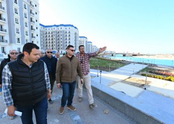 وزير الإسكان يتفقد الحي اللاتيني بمدينة العلمين الجديدة